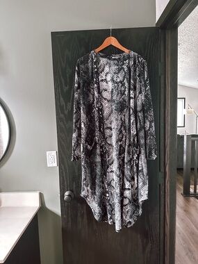 G by Giuliana Black & White Snake-Print Cardigan
